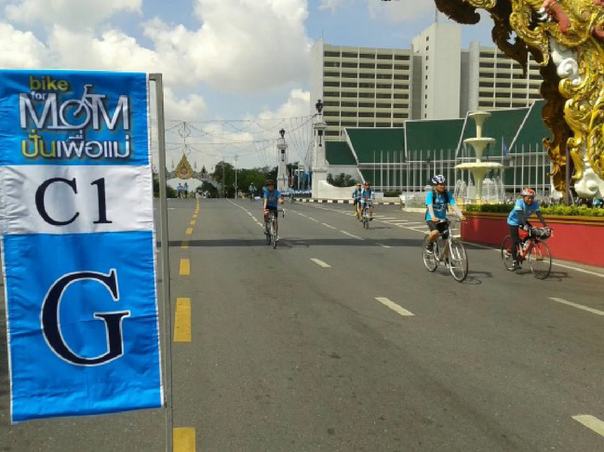 ประชาชนทยอยรอร่วมกิจกรรมปั่นเพื่อแม่