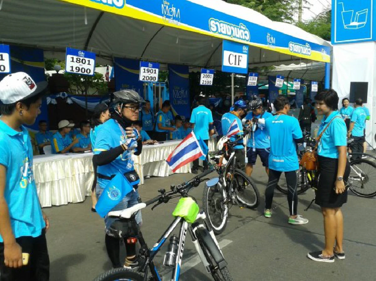 ประชาชนทยอยรอร่วมกิจกรรมปั่นเพื่อแม่