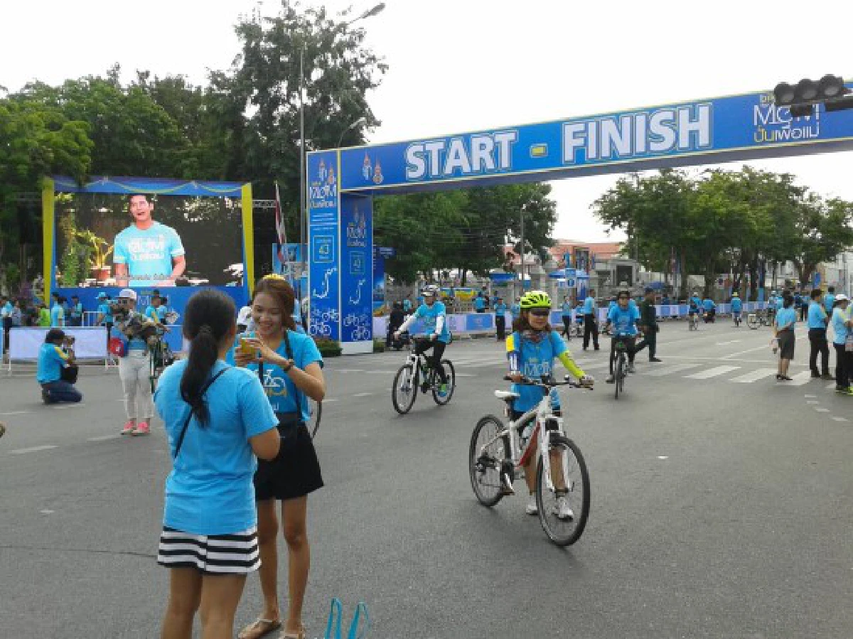 ประชาชนทยอยรอร่วมกิจกรรมปั่นเพื่อแม่