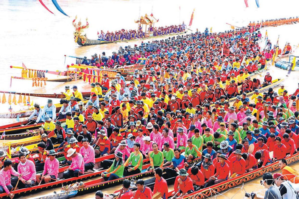 ฝีพายแห่ชิงศึกเจ้าสายน้ำพิจิตร ฝีพายแห่ชิงศึกเจ้าสายน้ำพิจิตร