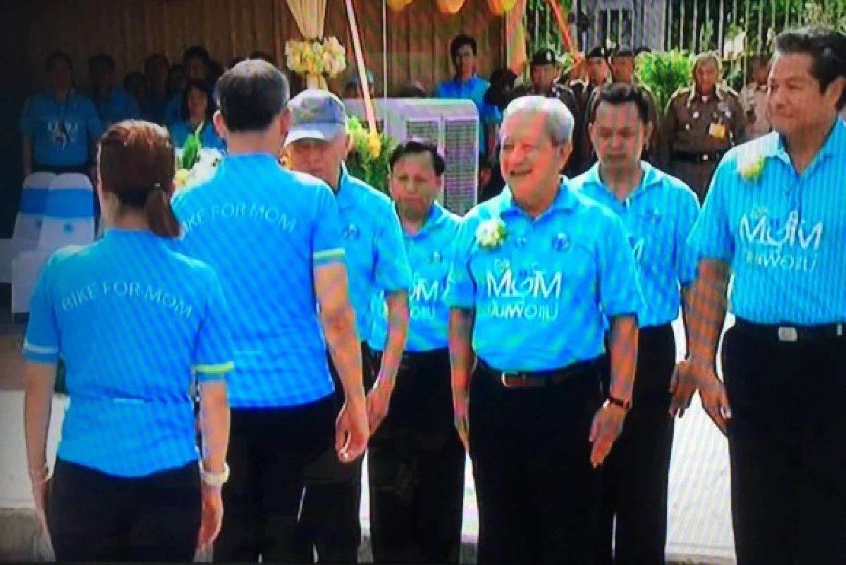 สมเด็จพระบรมฯ-พระองค์ภาฯทรงนำขบวนจักรยานปั่นเพื่อแม่