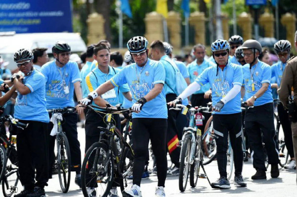 สมเด็จพระบรมฯ-พระองค์ภาฯทรงนำขบวนจักรยานปั่นเพื่อแม่