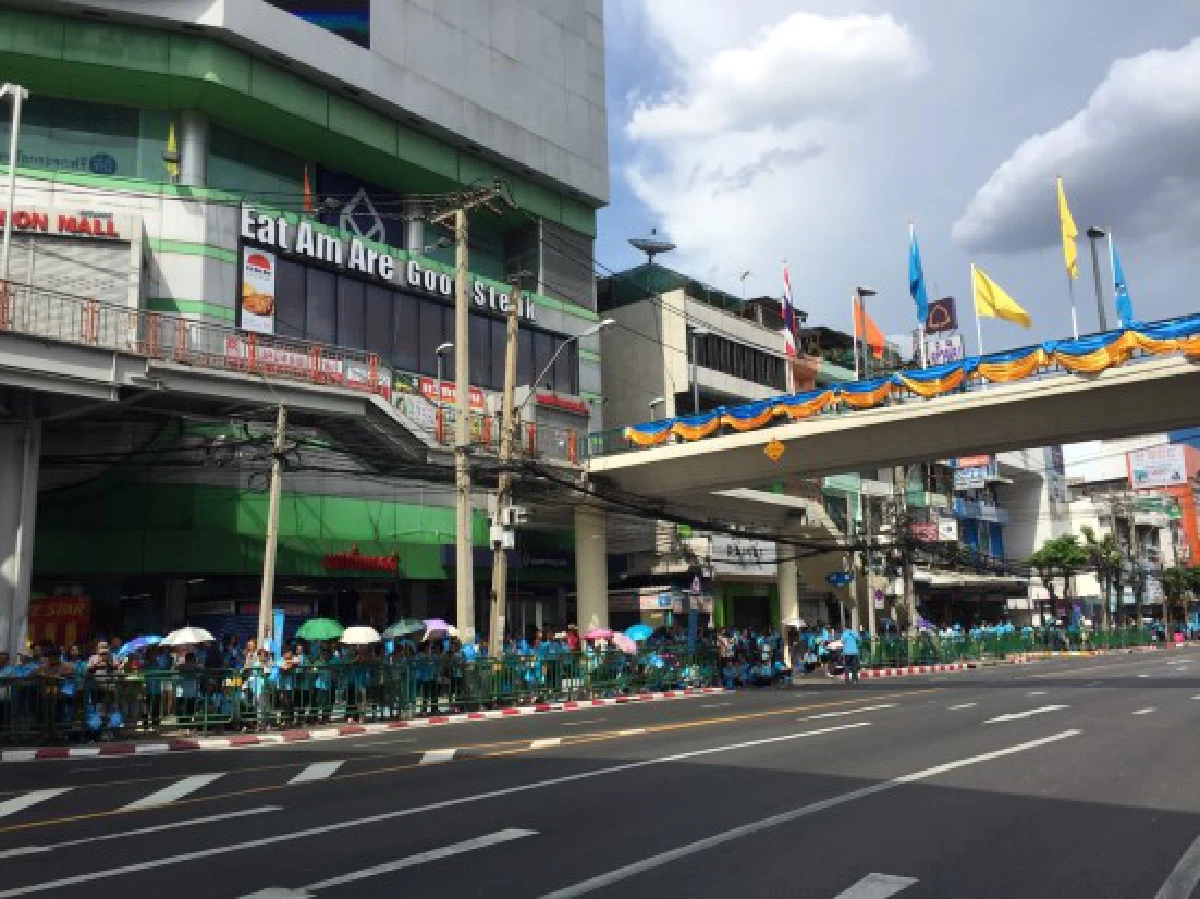 สมเด็จพระบรมฯ-พระองค์ภาฯทรงนำขบวนจักรยานปั่นเพื่อแม่
