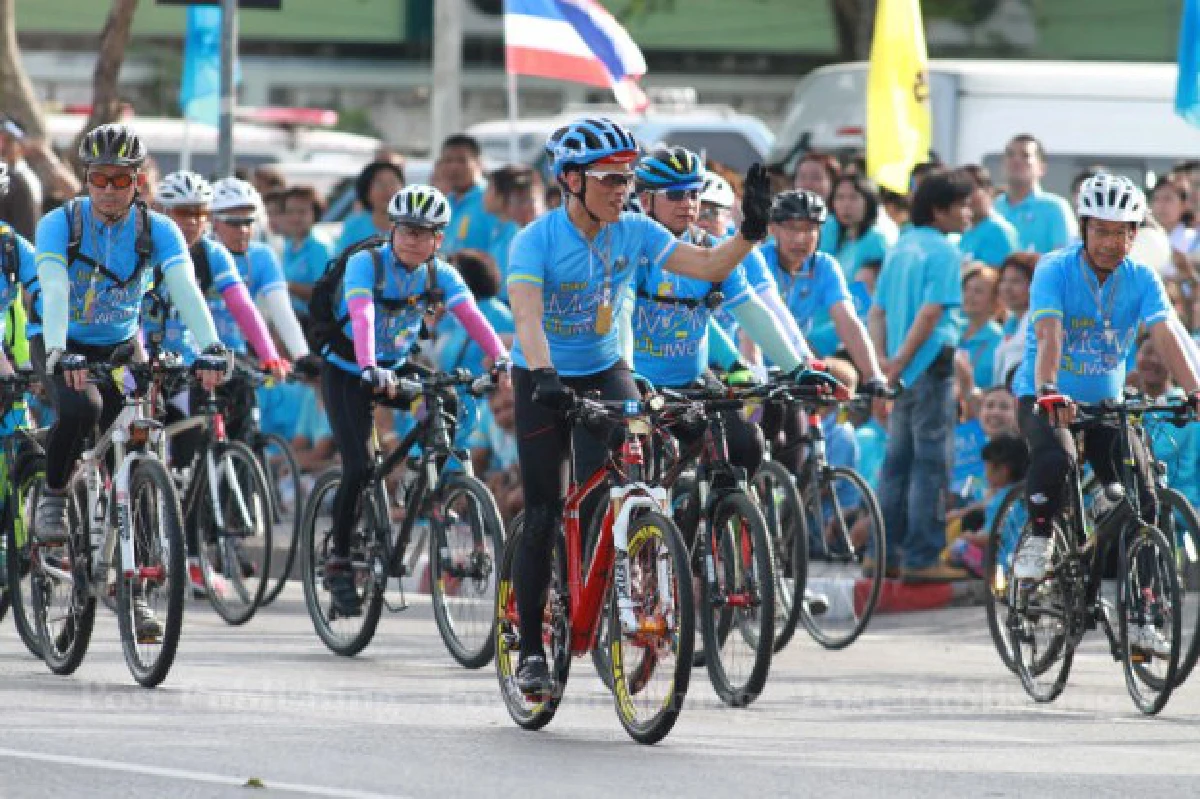 สมเด็จพระบรมฯ-พระองค์ภาฯทรงนำขบวนจักรยานปั่นเพื่อแม่