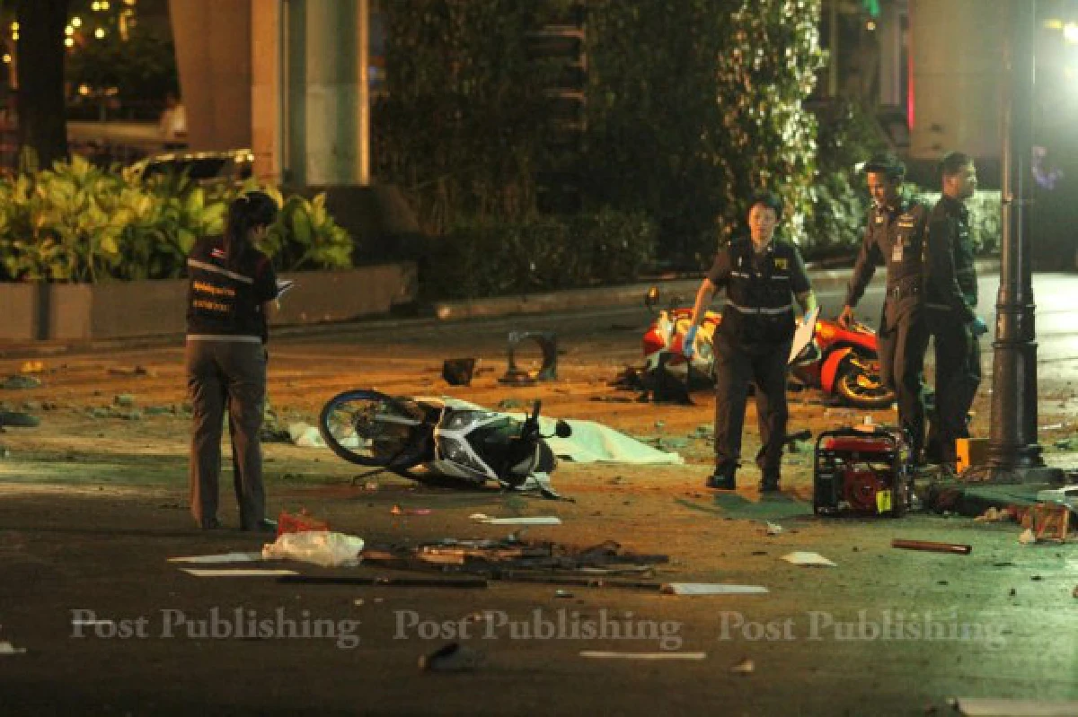 เจ้าหน้าที่ตรวจสอบพื้นที่หลังเกิดเหตุบึ้มราชประสงค์