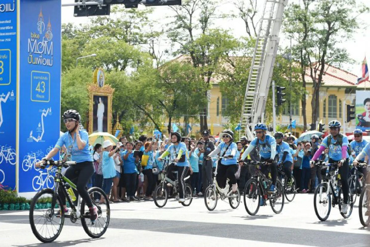 สมเด็จพระบรมฯ-พระองค์ภาฯทรงนำขบวนจักรยานปั่นเพื่อแม่