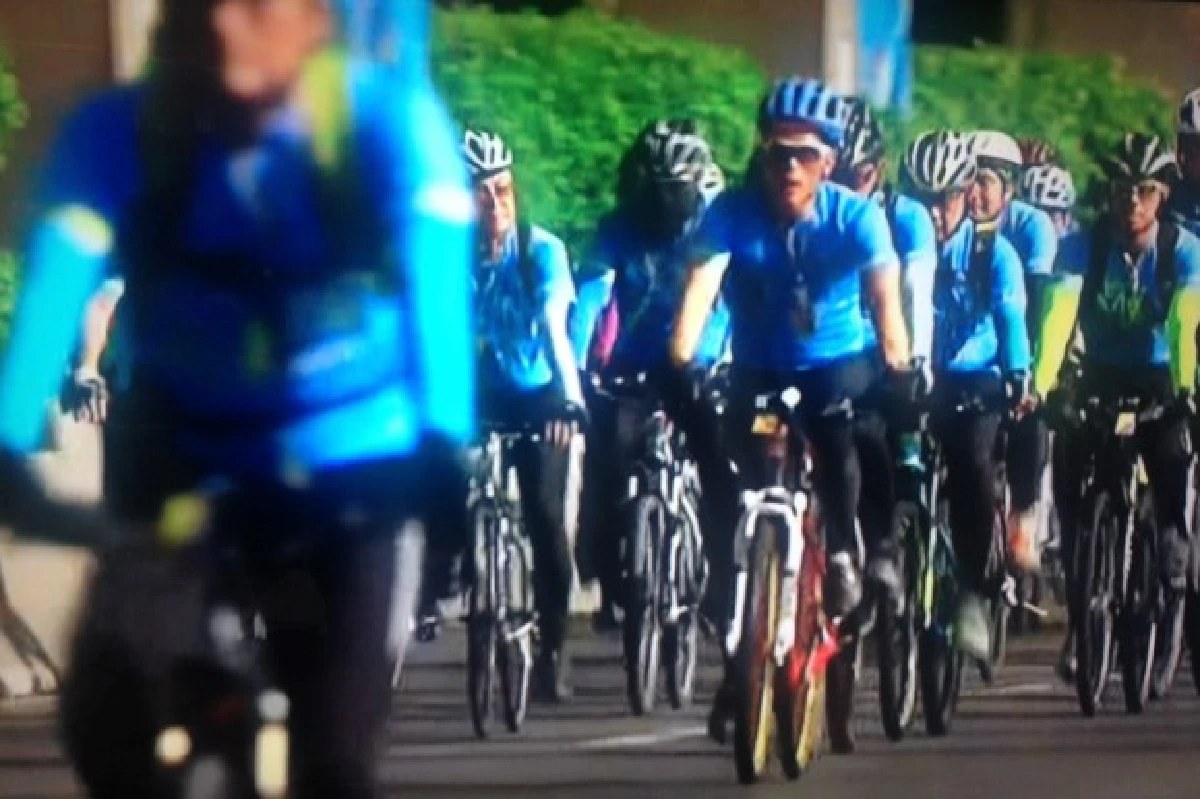 สมเด็จพระบรมฯ-พระองค์ภาฯทรงนำขบวนจักรยานปั่นเพื่อแม่