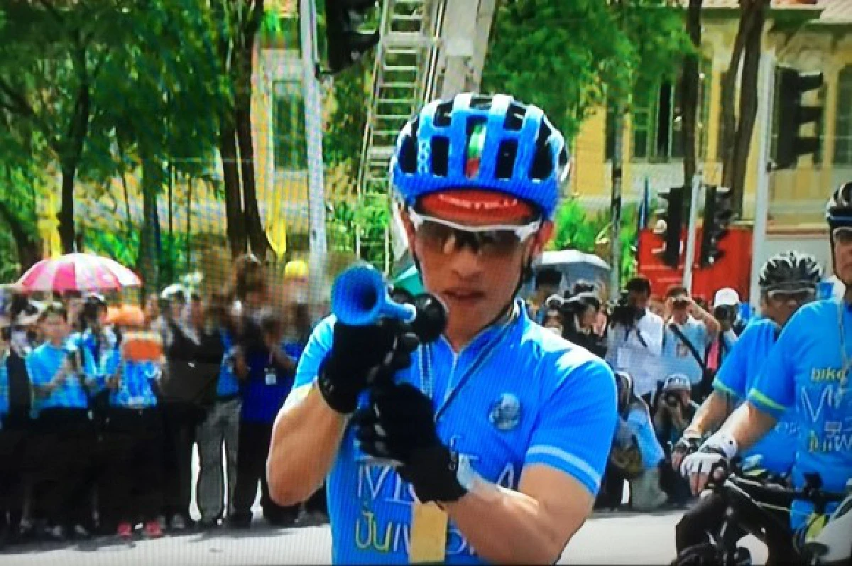 สมเด็จพระบรมฯ-พระองค์ภาฯทรงนำขบวนจักรยานปั่นเพื่อแม่