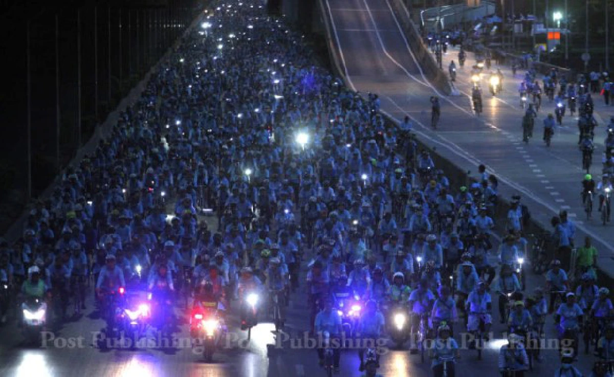 สมเด็จพระบรมฯ-พระองค์ภาฯทรงนำขบวนจักรยานปั่นเพื่อแม่