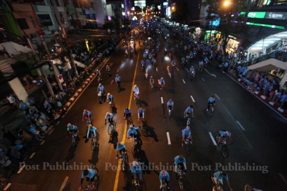 สมเด็จพระบรมฯ-พระองค์ภาฯทรงนำขบวนจักรยานปั่นเพื่อแม่