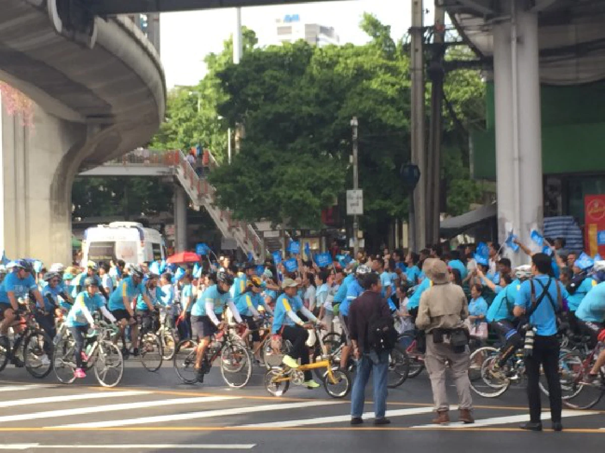 สมเด็จพระบรมฯ-พระองค์ภาฯทรงนำขบวนจักรยานปั่นเพื่อแม่
