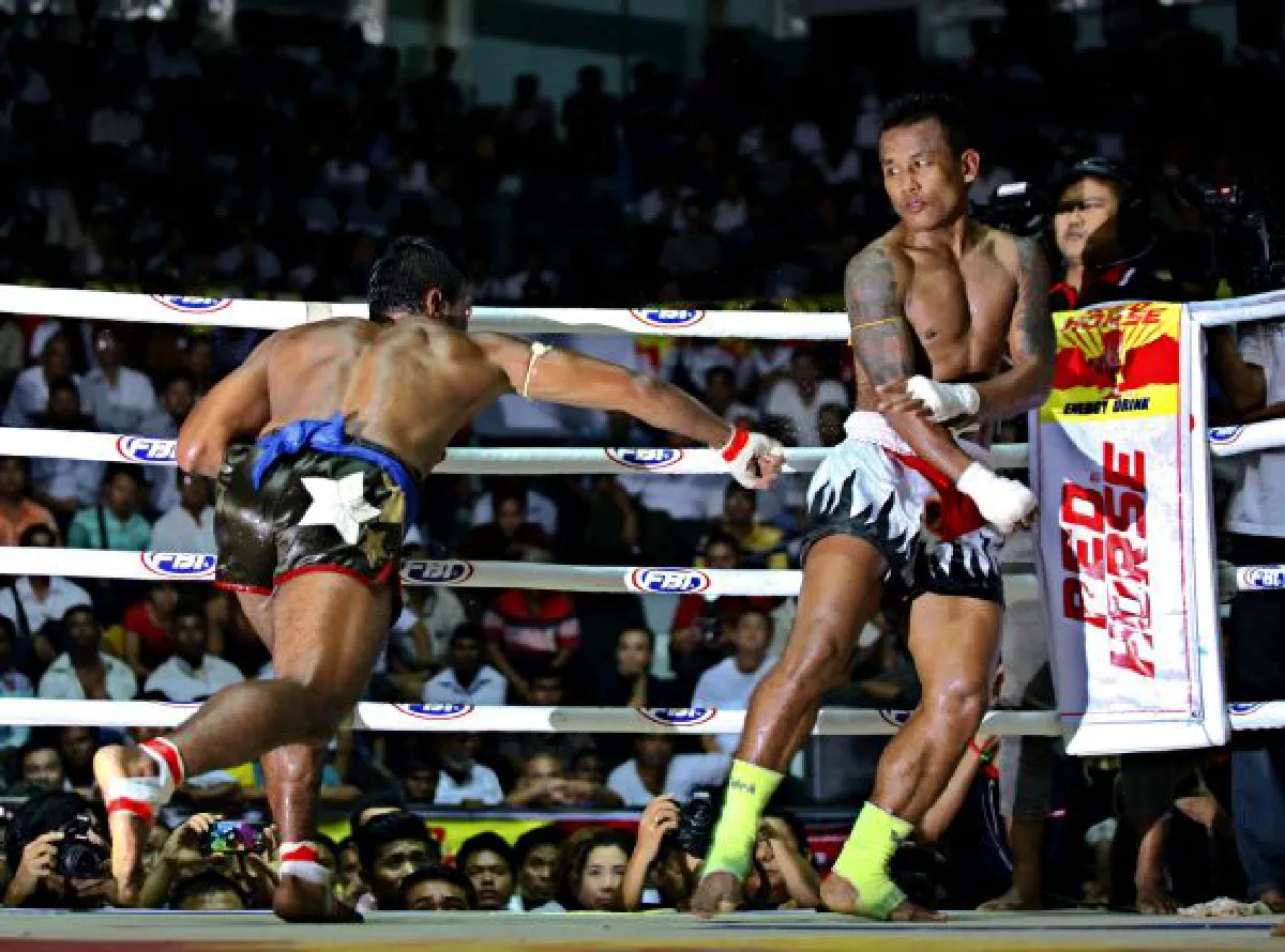 Women join in Myanmar's ferocious kickboxing (with photos)