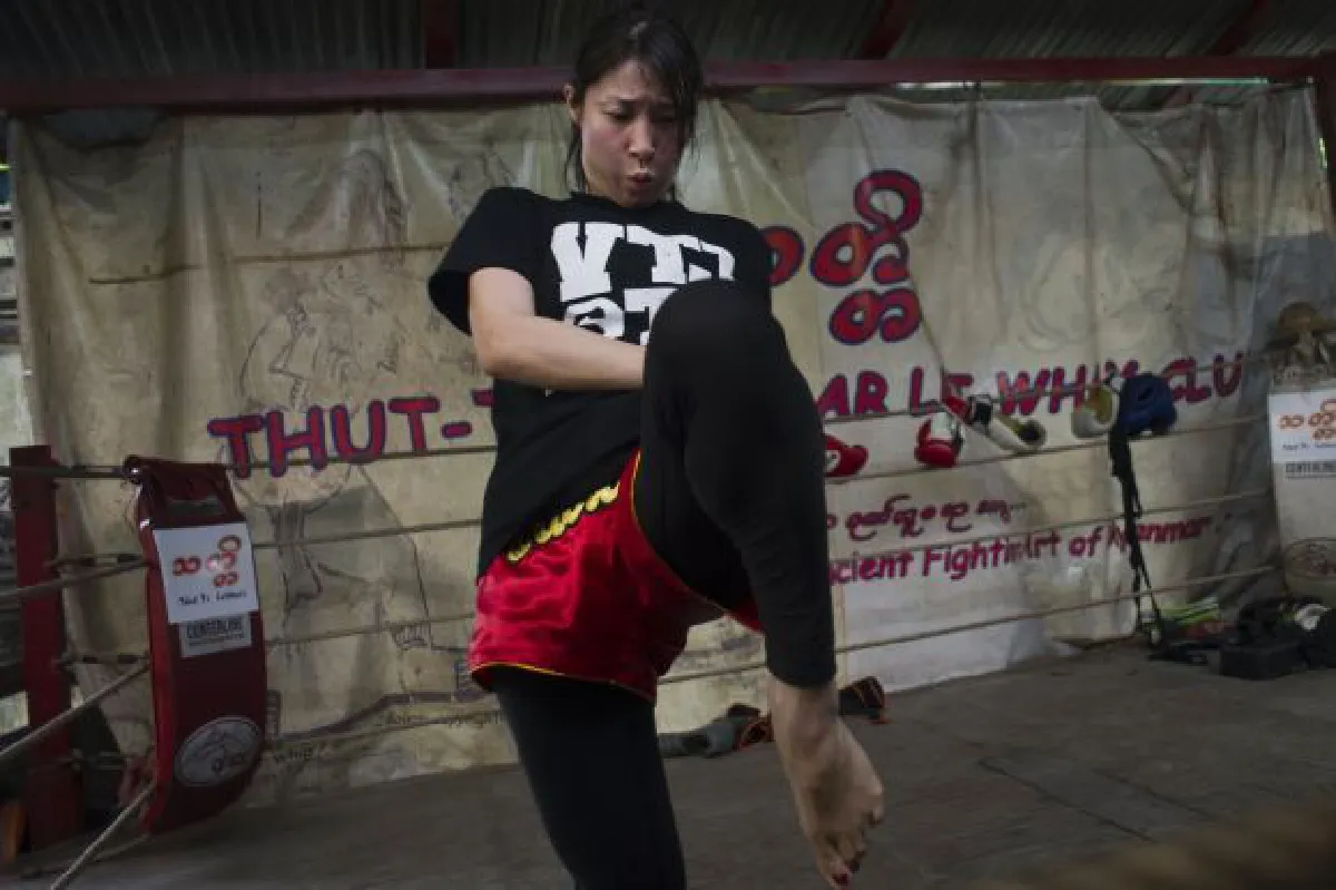 Women join in Myanmar's ferocious kickboxing (with photos)
