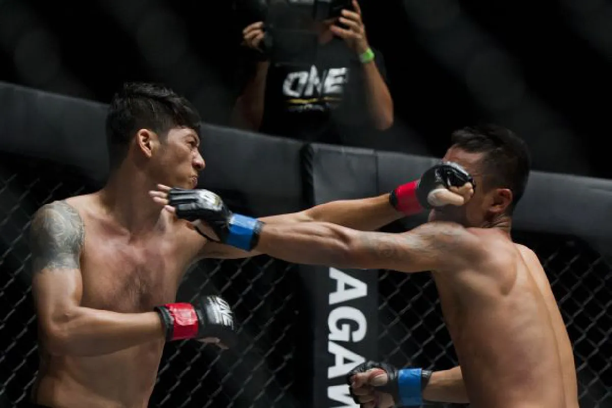 Women join in Myanmar's ferocious kickboxing (with photos)