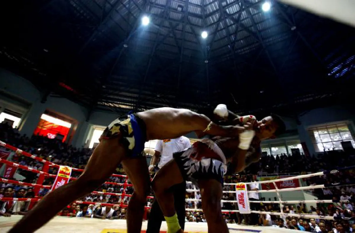 Women join in Myanmar's ferocious kickboxing (with photos)