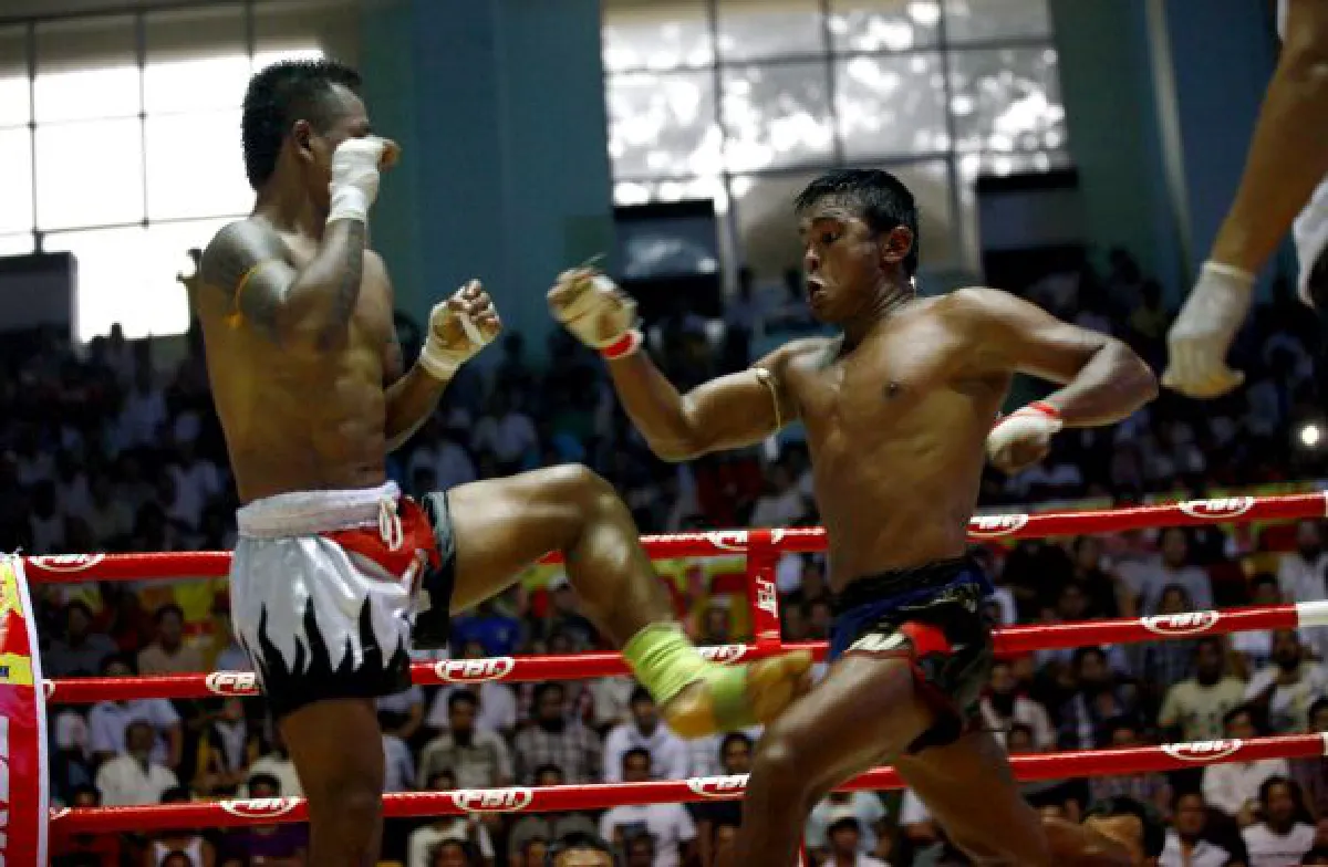 Women join in Myanmar's ferocious kickboxing (with photos)