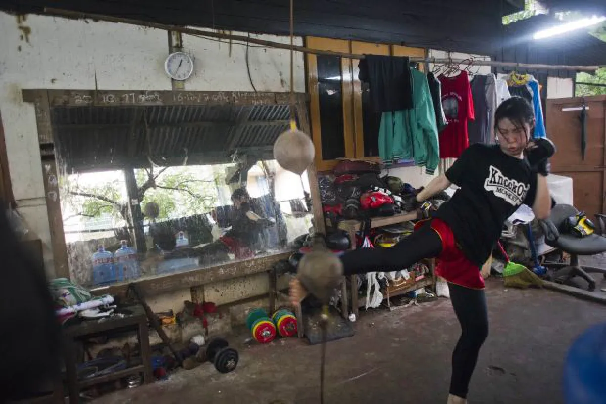 Women join in Myanmar's ferocious kickboxing (with photos)