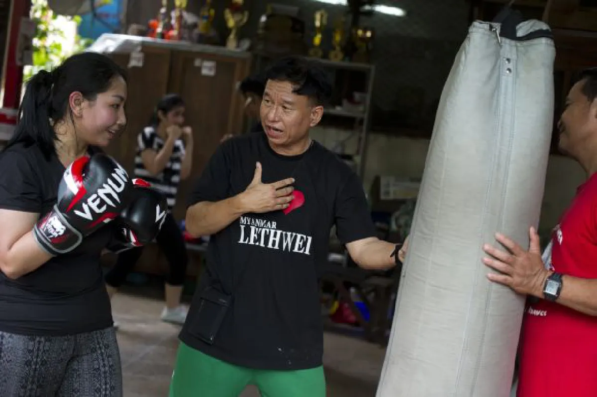 Women join in Myanmar's ferocious kickboxing (with photos)