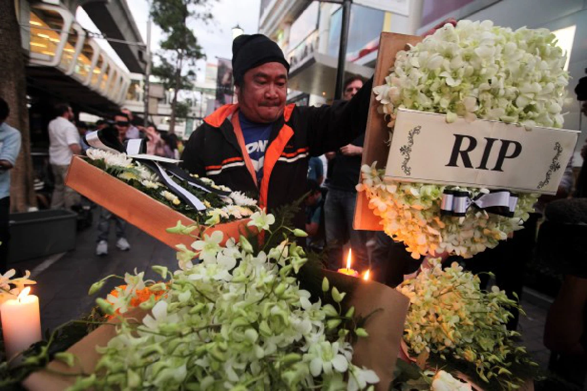 ประชาชนร่วมจุดเทียนไว้อาลัยผู้เสียชีวิตเหตุระเบิดราชประสงค์