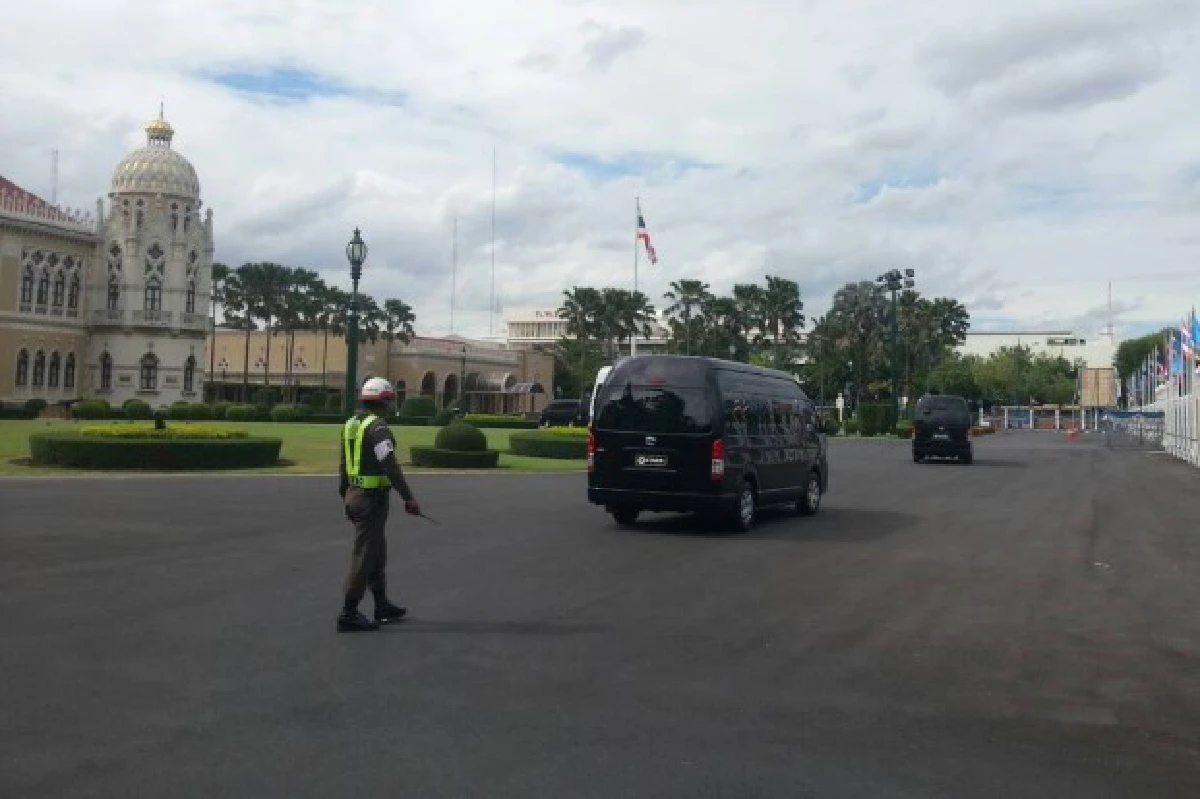 นายกฯนำครม.ถ่ายภาพทำเนียบฯก่อนเข้าถวายสัตย์ฯที่ศิริราช