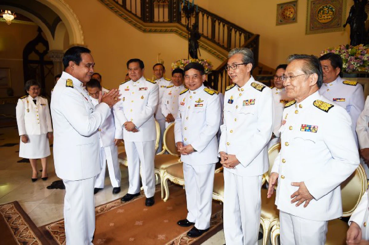 นายกฯนำครม.ถ่ายภาพทำเนียบฯก่อนเข้าถวายสัตย์ฯที่ศิริราช