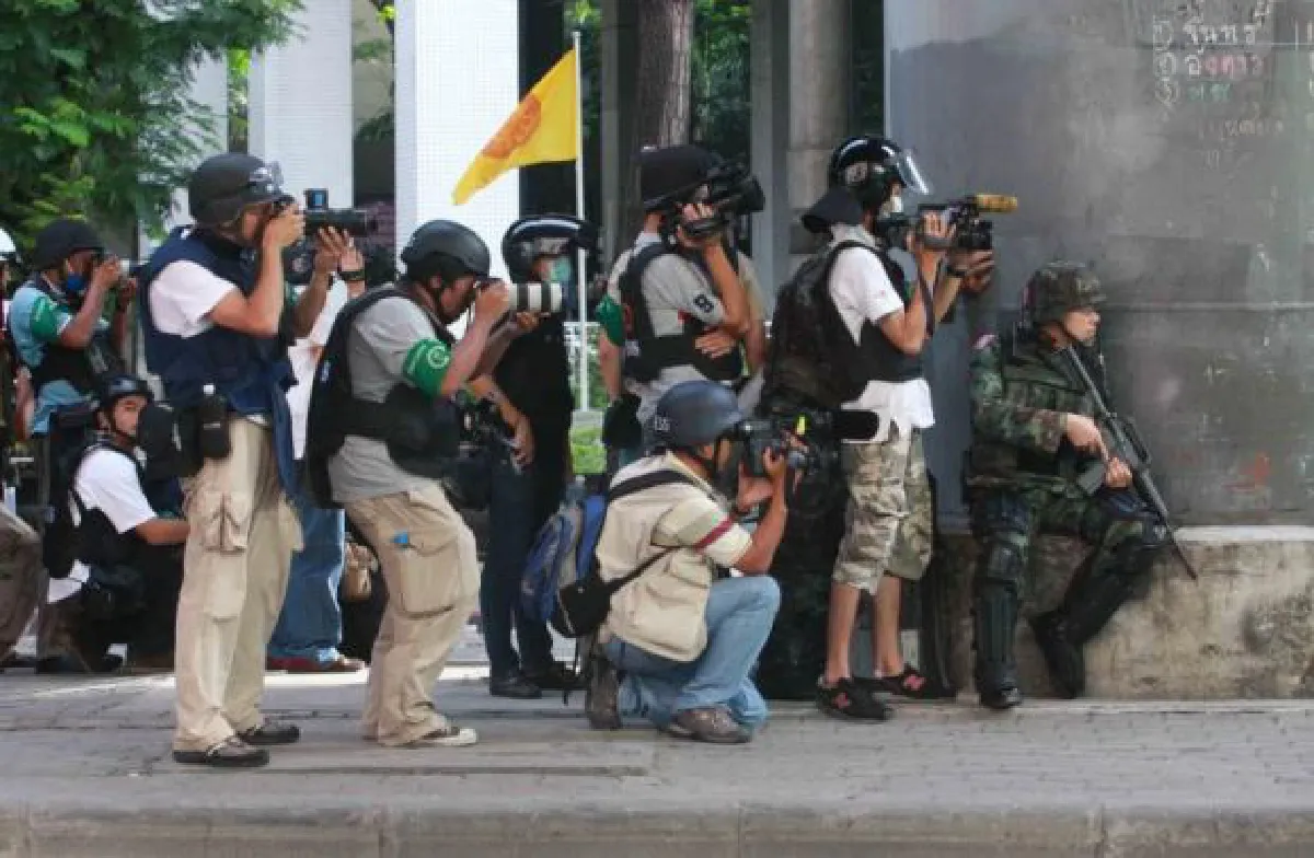 Police arrest photojournalist at Suvarnabhumi for carrying bulletproof vest