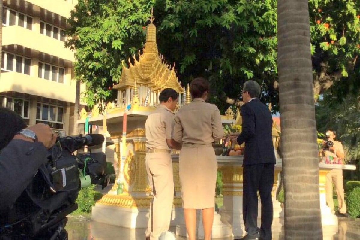 "สมคิด" เข้าสักการะสิ่งศักดิ์สิทธิ์ทำเนียบฯ "สมคิด" เข้าสักการะสิ่งศักดิ์สิทธิ์ทำเนียบฯ