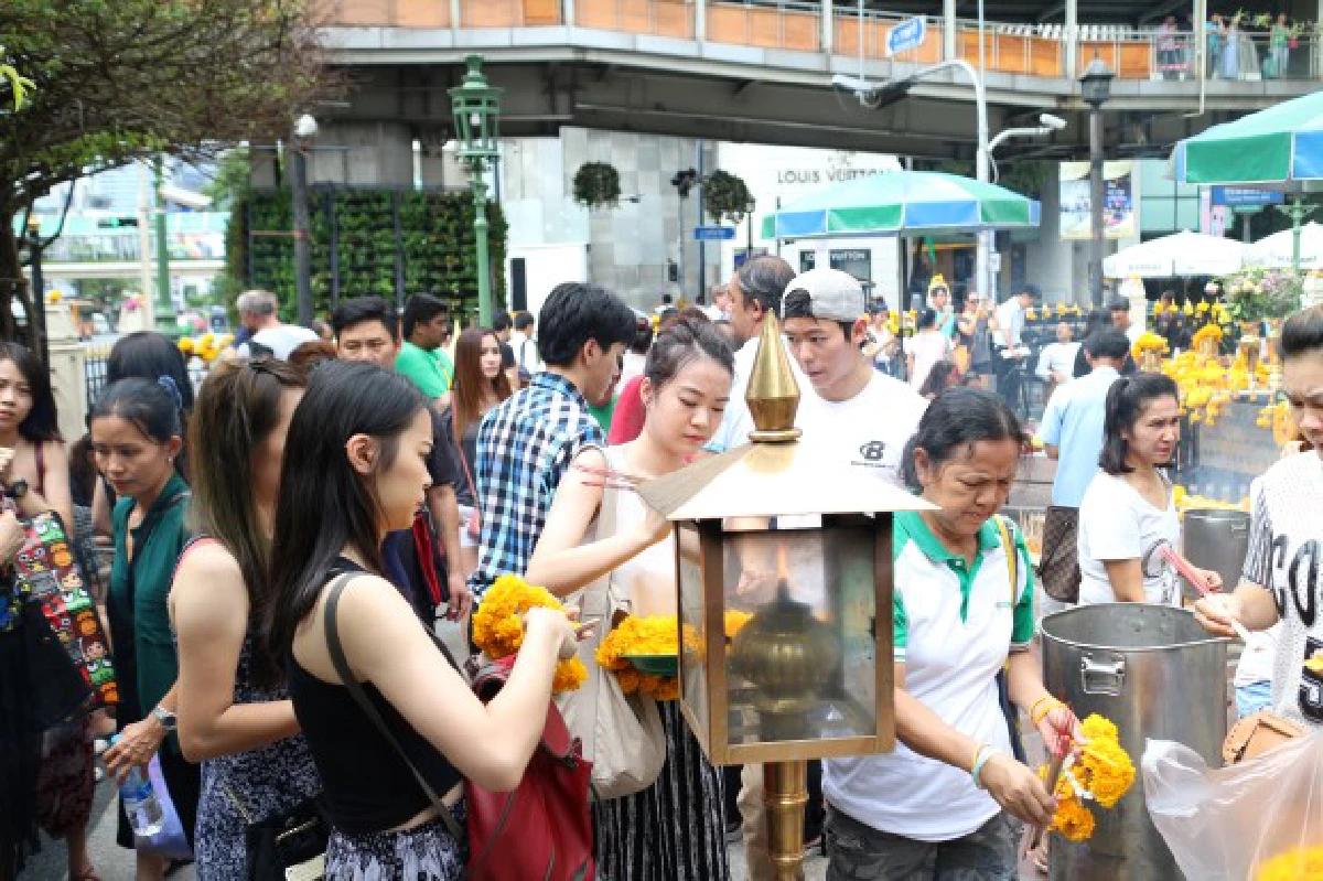 หลังควันระเบิดราชประสงค์ "ชีวิตไม่สิ้นก็ดิ้นกันไป"