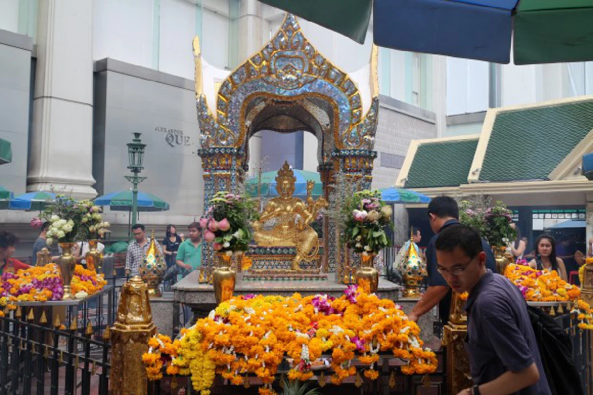 หลังควันระเบิดราชประสงค์ "ชีวิตไม่สิ้นก็ดิ้นกันไป"