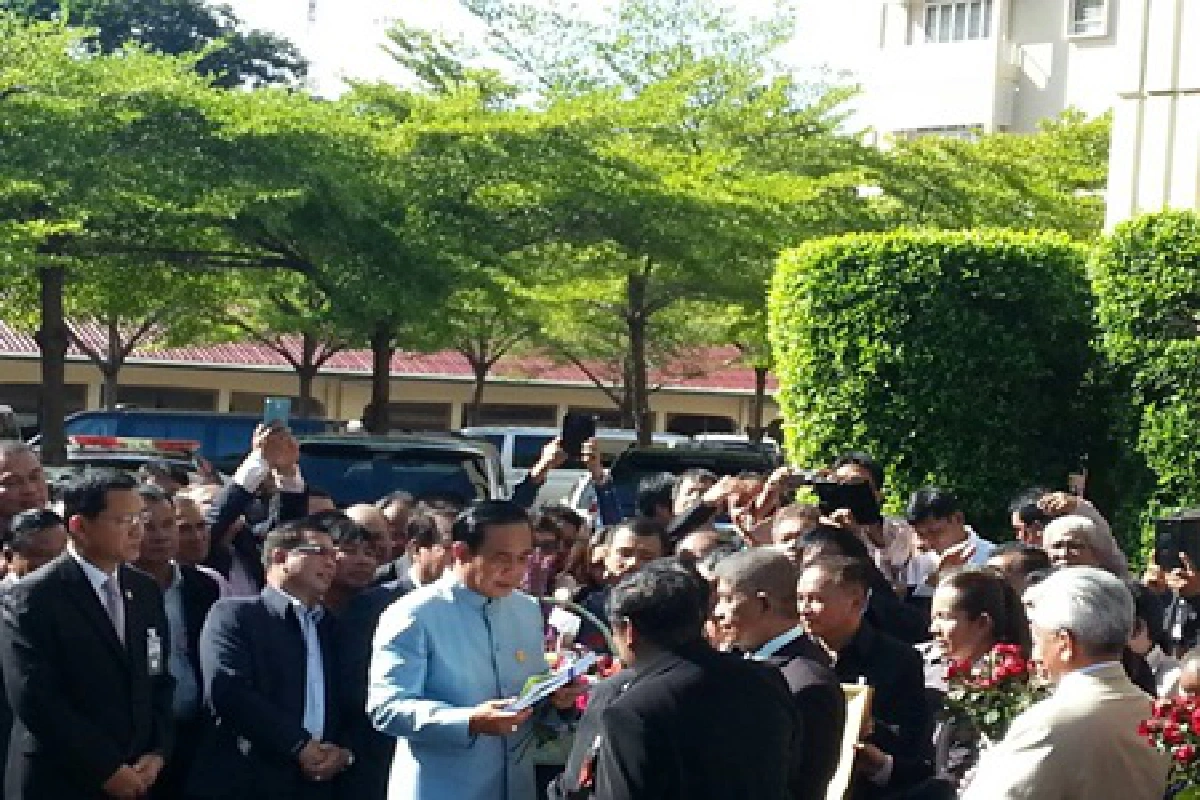 ครม.ใหม่ถ่ายรูปคึกคัก-นายกฯทูลเกล้าโผทหารแล้ว