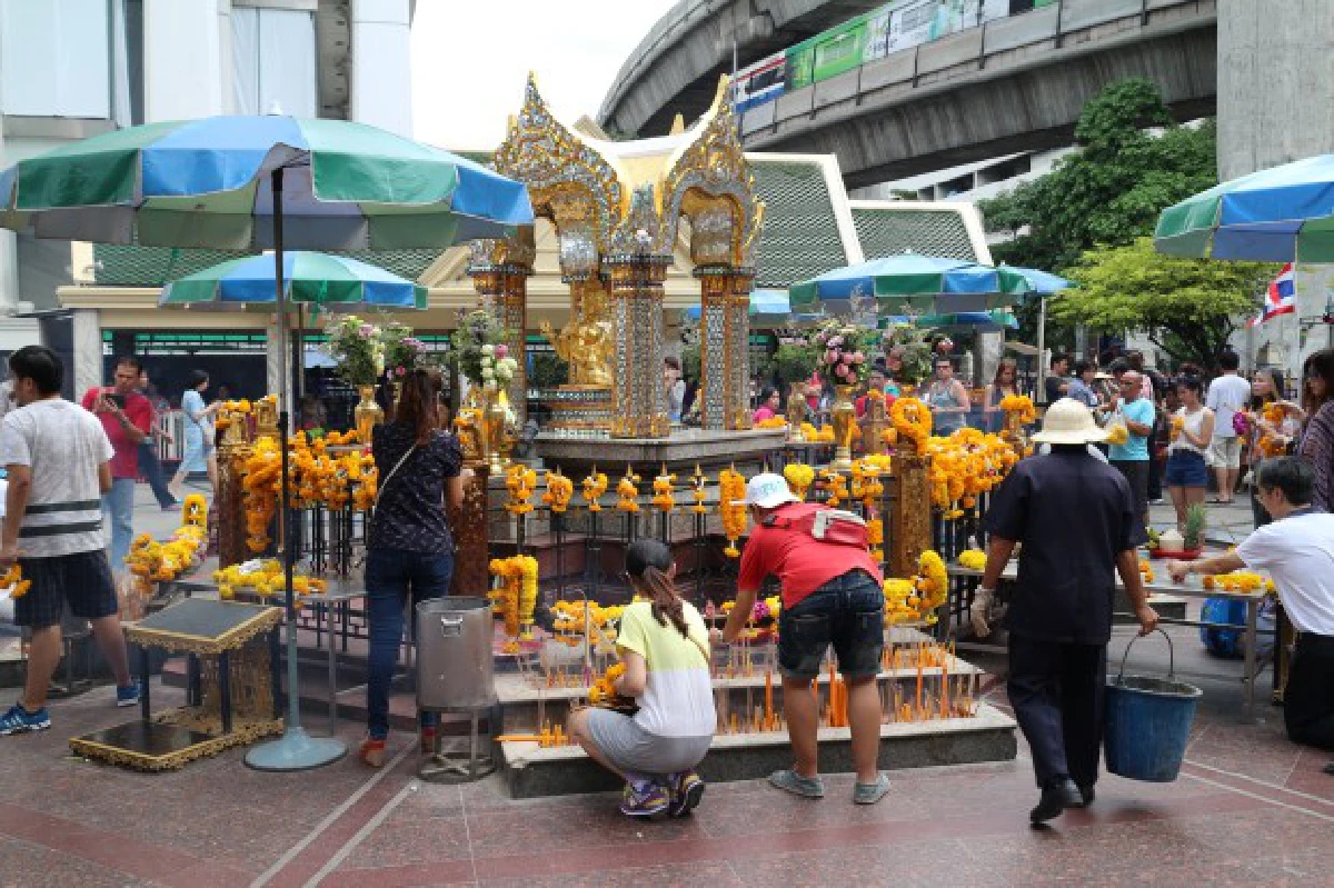 หลังควันระเบิดราชประสงค์ "ชีวิตไม่สิ้นก็ดิ้นกันไป"