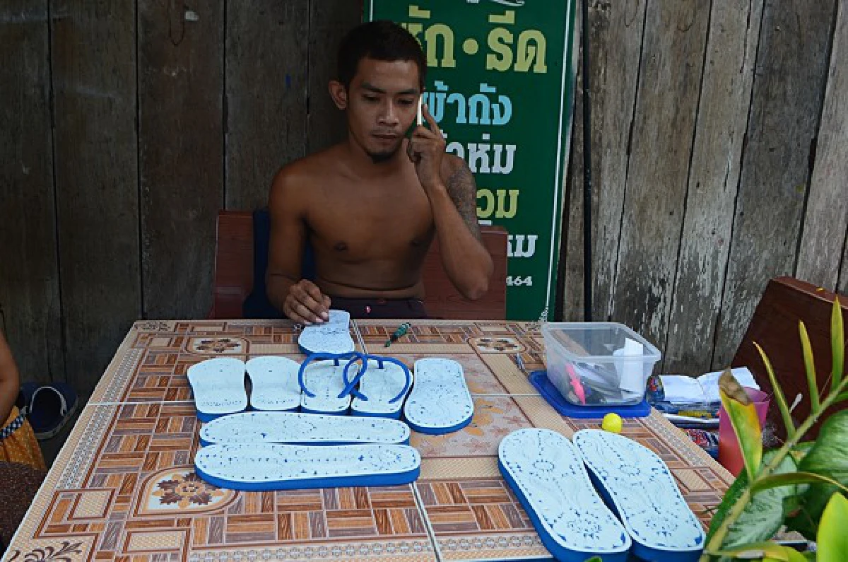 "ไม่สายที่จะกลับตัวเป็นคนดี" ชีวิตใหม่ของหนุ่มนักแกะสลักรองเท้าแตะ