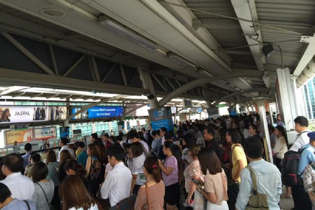 บีทีเอสขัดข้องที่หมอชิต ผู้โดยสารรอนาน10นาที บีทีเอสขัดข้องที่หมอชิต ผู้โดยสารรอนาน10นาที
