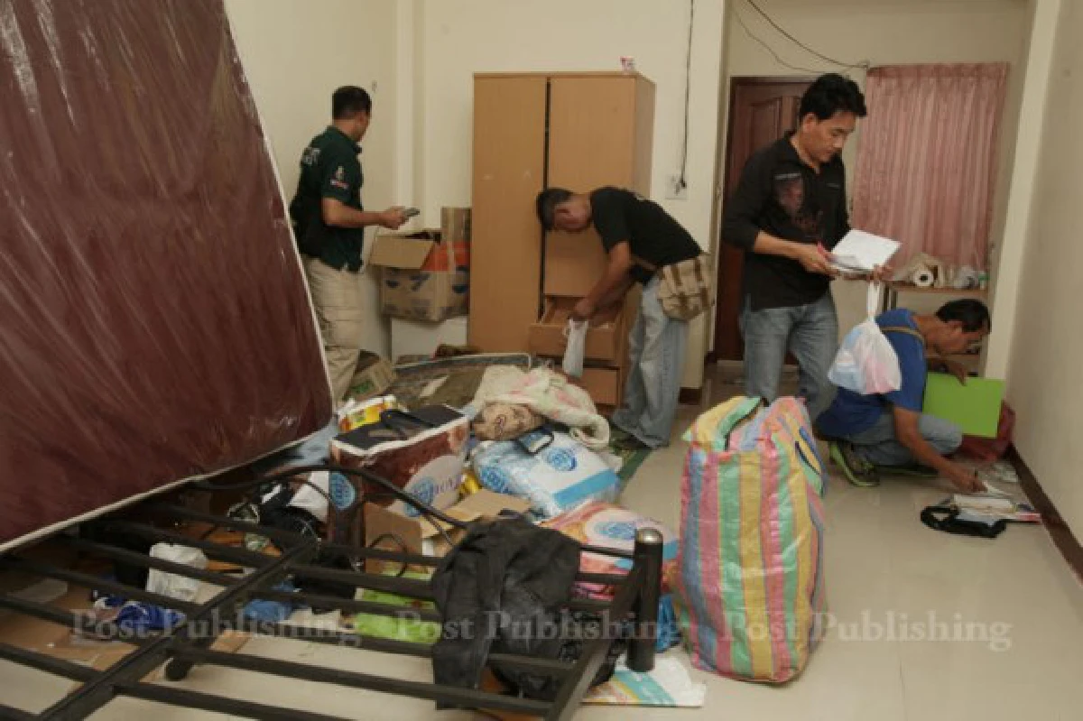 จนท.ค้นหอพักย่านมีนบุรียึดวัตถุไปตรวจสอบ
