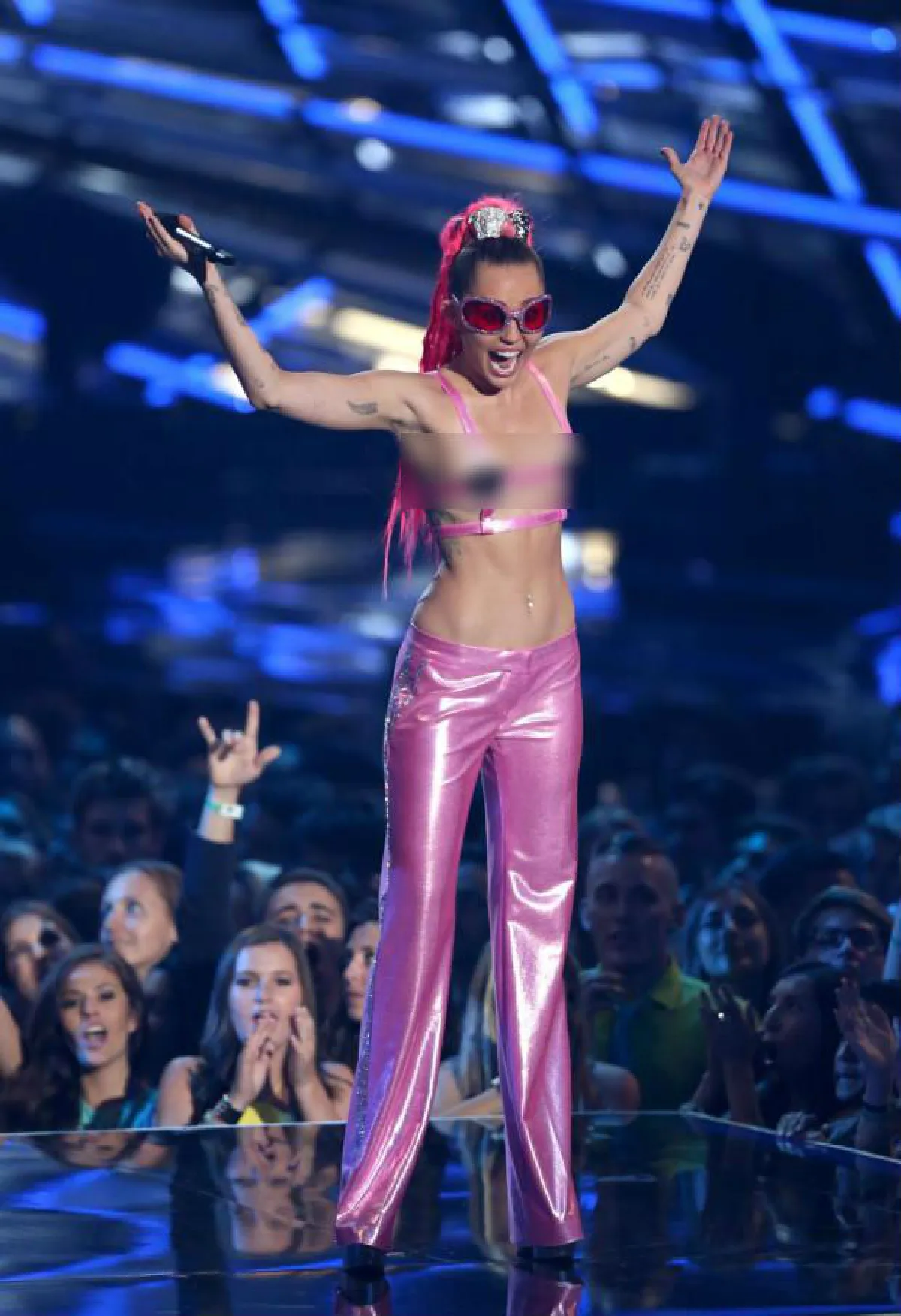 แฟชั่นหลุดโลกของ"ไมลีย์ ไซรัส"บนเวที VMA 2015