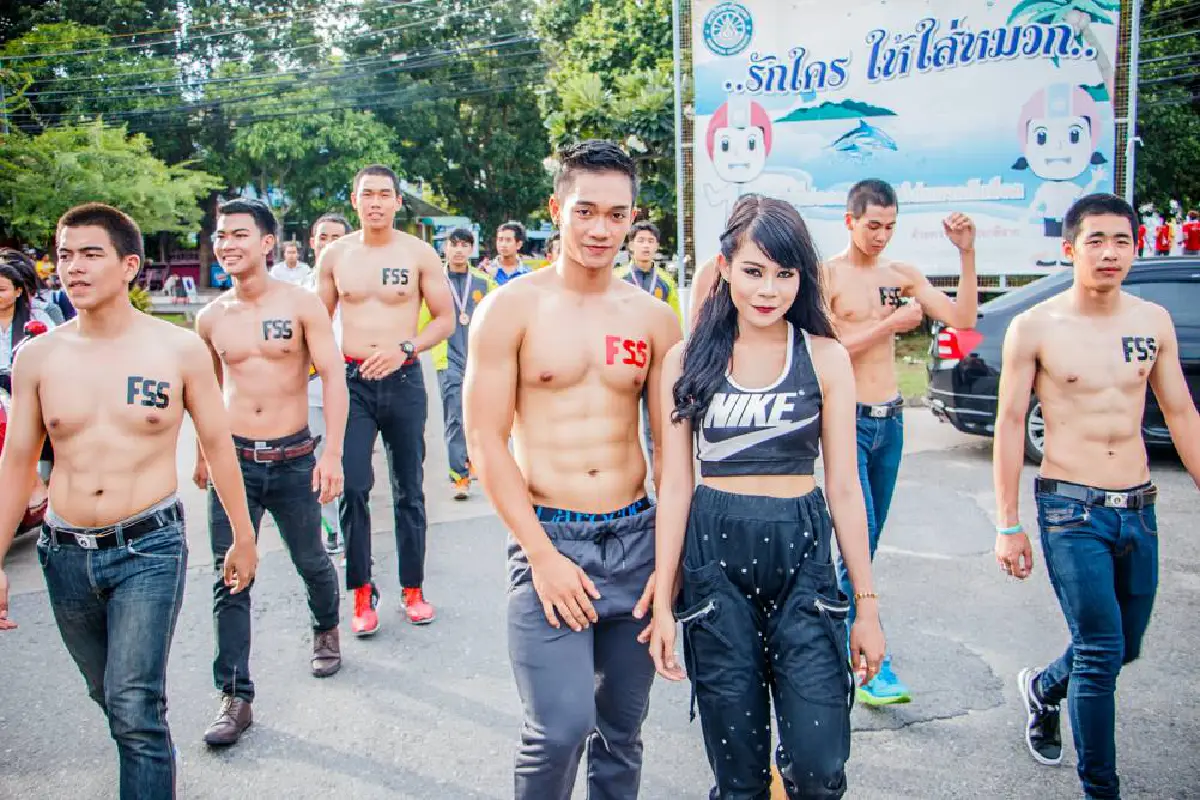 ใจเต้นรัว!พาเหรดคณะวิทย์กีฬา ม.บูรพา โชว์หุ่นล่ำบึ้ก