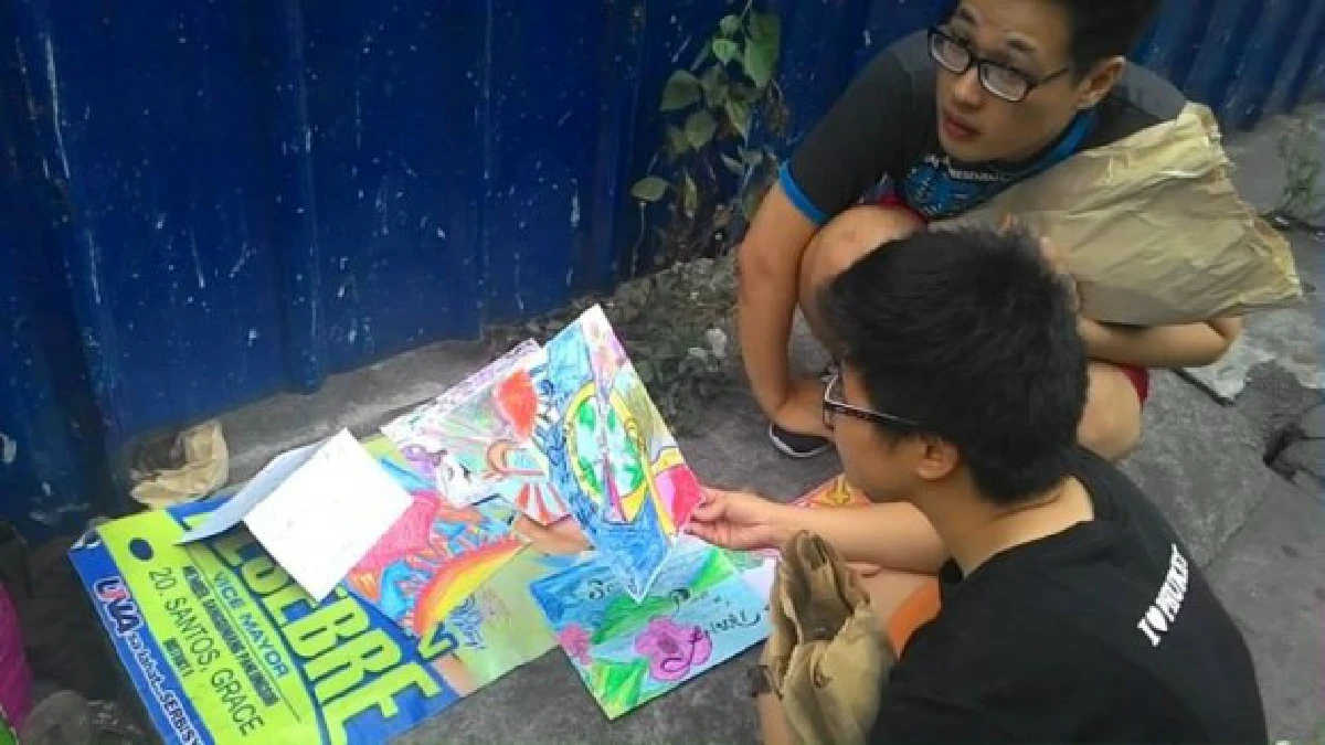 ฝันเป็นจริง! ศิลปินหญิงไร้บ้านได้จัดนิทรรศการศิลปะเป็นของตัวเอง (มีคลิป)