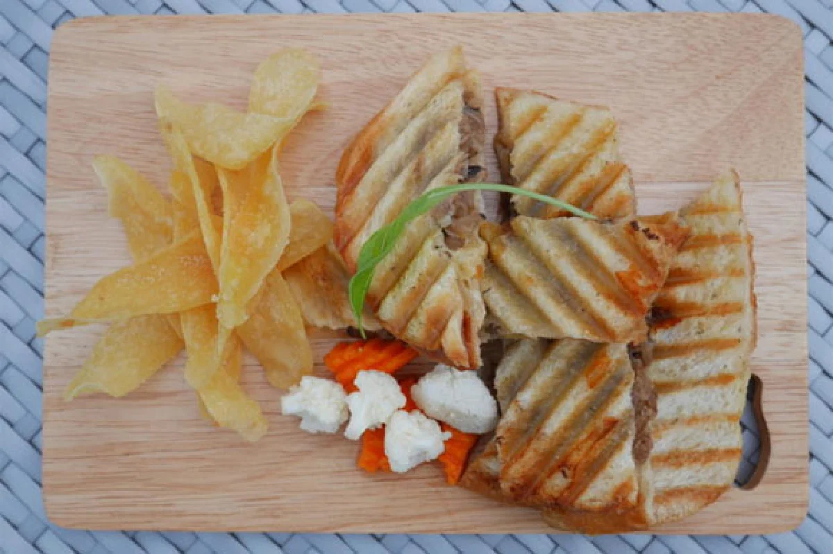 อิ่มสุขริมทะเล อันดามัน บิสโทร แอนด์ บาร์