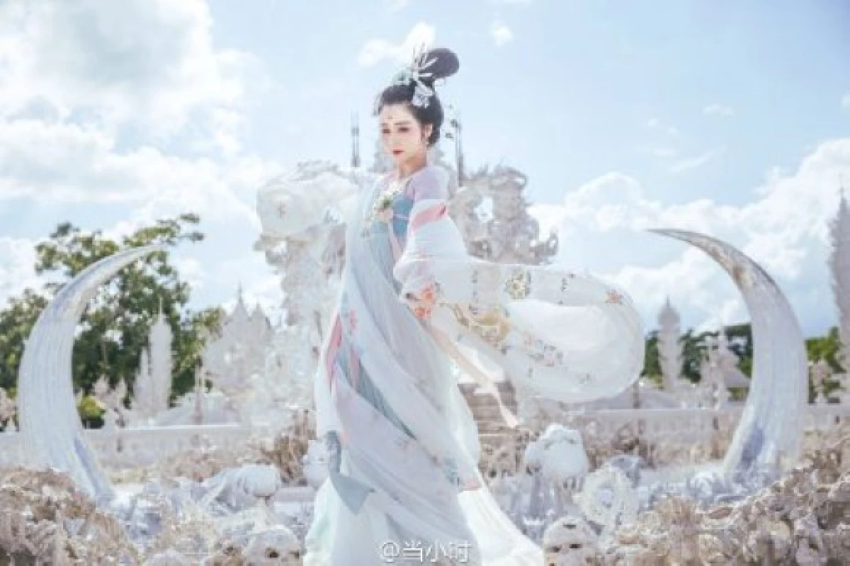 แชร์สนั่น!สาวจีนสวมชุดคล้ายเทพธิดา ถ่ายแบบที่วัดร่องขุ่น ..งามแท้! (ชมภาพ)