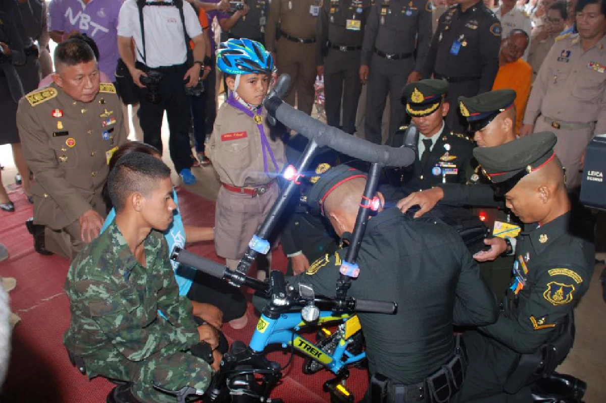 "น้องทาม"ปลาบปลื้มรับมอบจักรยานพระราชทาน