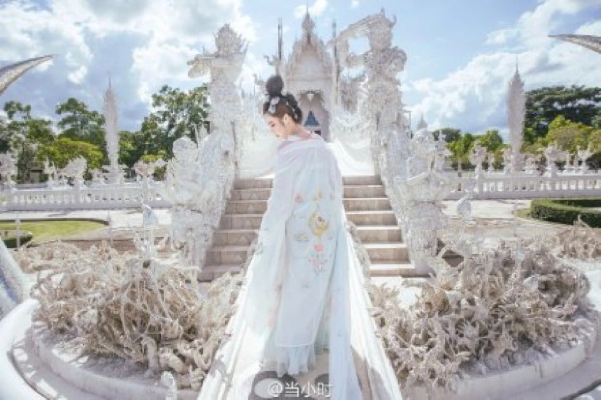 แชร์สนั่น!สาวจีนสวมชุดคล้ายเทพธิดา ถ่ายแบบที่วัดร่องขุ่น ..งามแท้! (ชมภาพ)