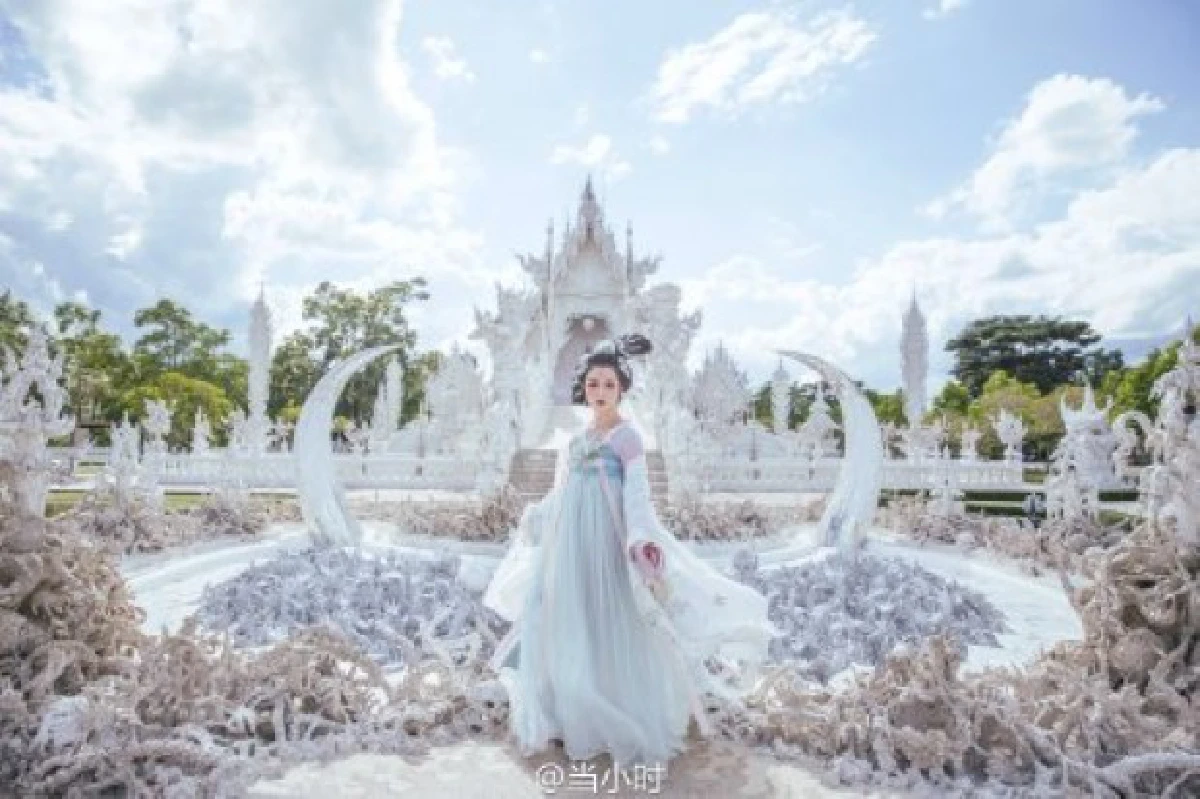 แชร์สนั่น!สาวจีนสวมชุดคล้ายเทพธิดา ถ่ายแบบที่วัดร่องขุ่น ..งามแท้! (ชมภาพ)