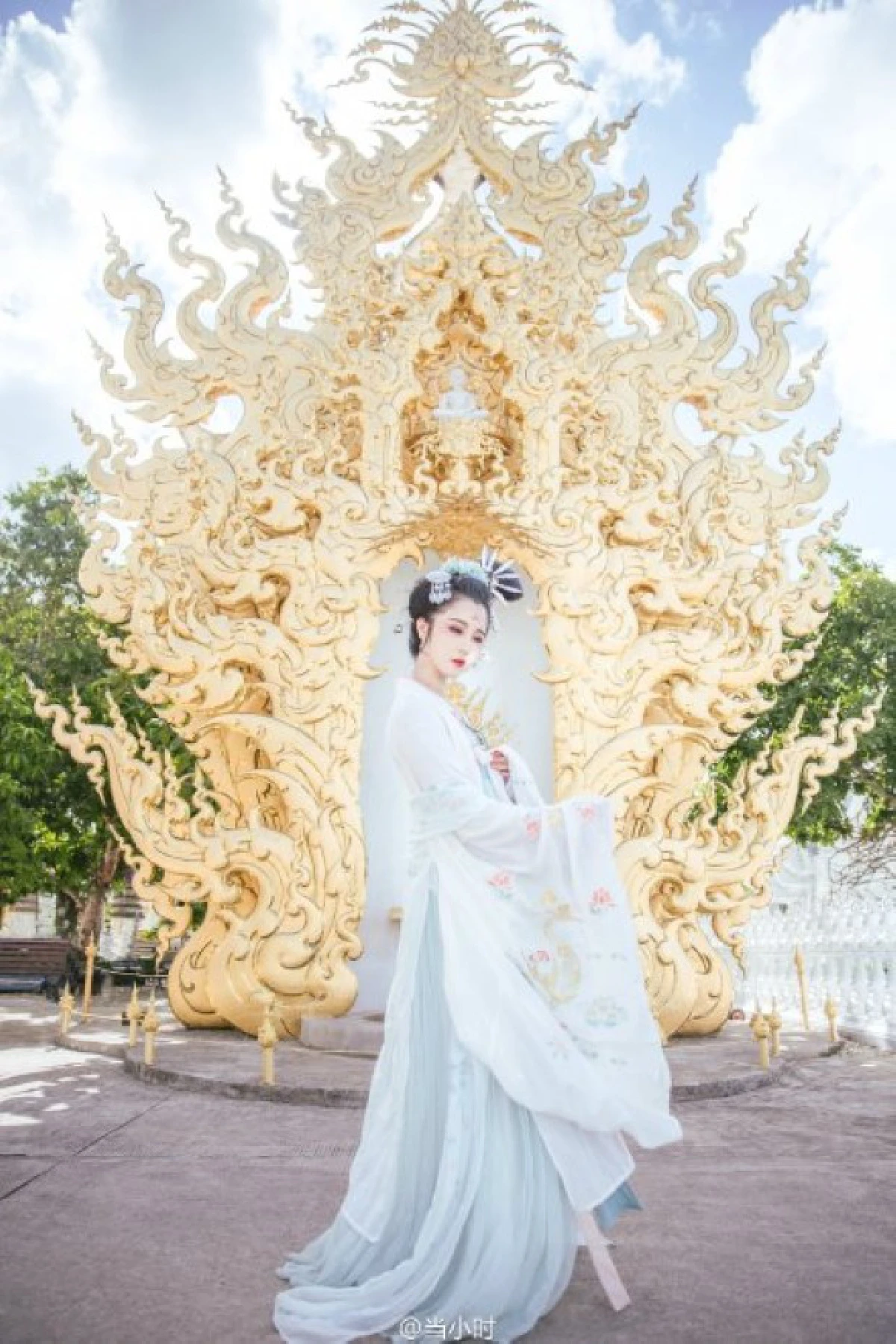แชร์สนั่น!สาวจีนสวมชุดคล้ายเทพธิดา ถ่ายแบบที่วัดร่องขุ่น ..งามแท้! (ชมภาพ)