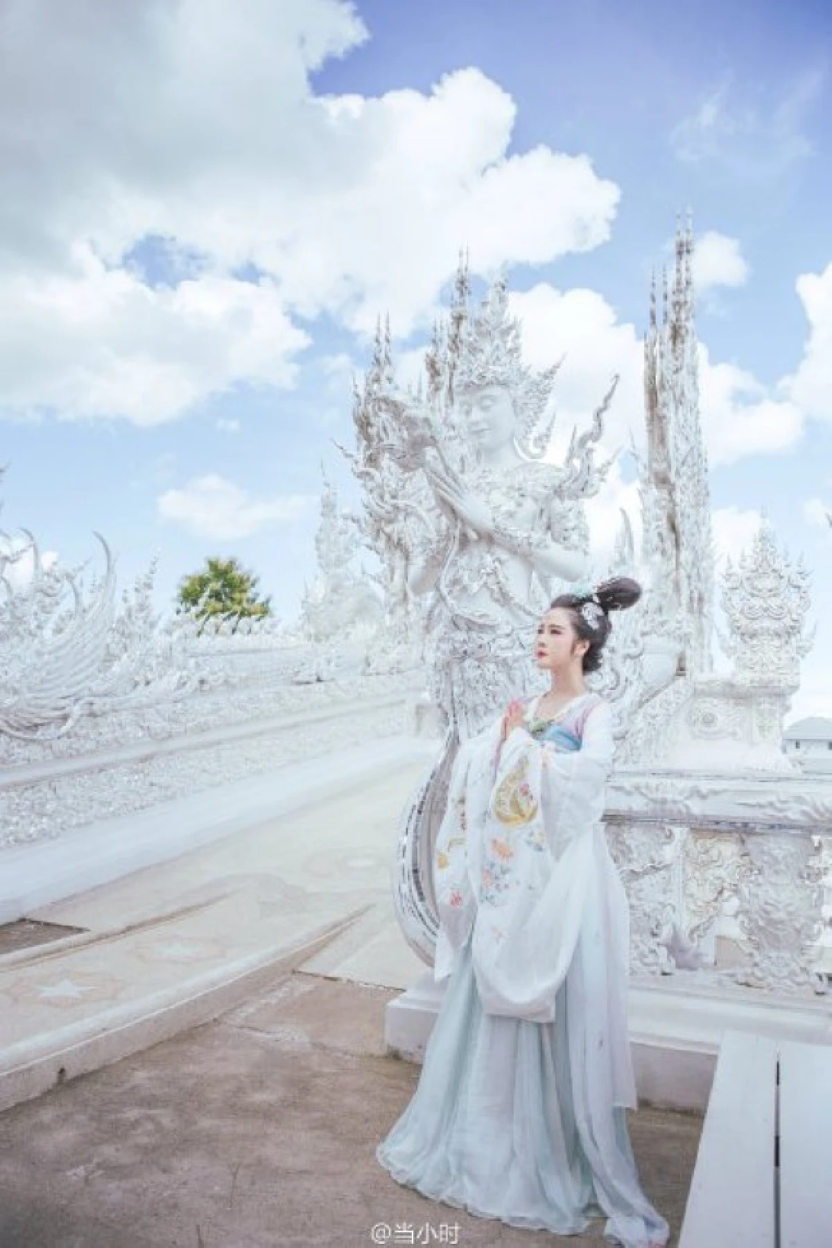 แชร์สนั่น!สาวจีนสวมชุดคล้ายเทพธิดา ถ่ายแบบที่วัดร่องขุ่น ..งามแท้! (ชมภาพ)