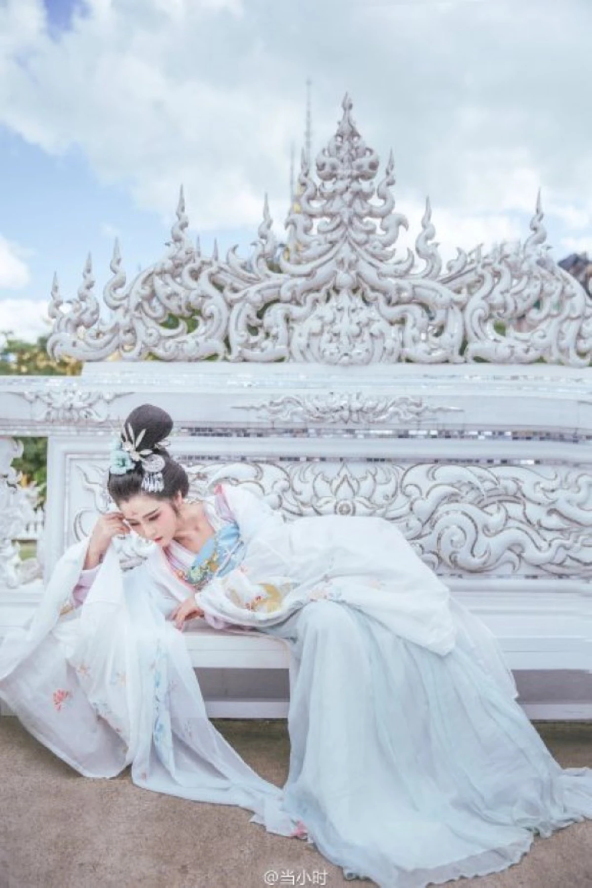 แชร์สนั่น!สาวจีนสวมชุดคล้ายเทพธิดา ถ่ายแบบที่วัดร่องขุ่น ..งามแท้! (ชมภาพ)