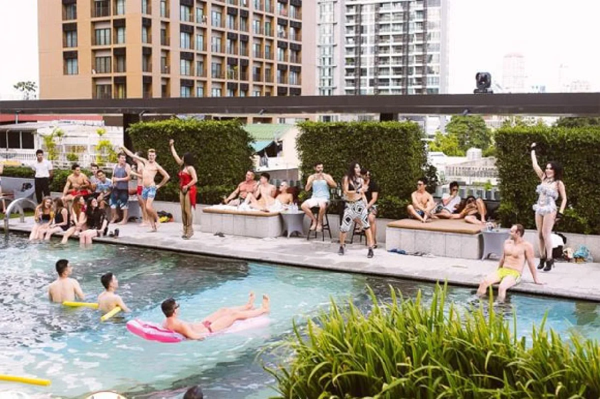 สแปลช เอาต์ พูลปาร์ตี้ เซ็กซี่เบาๆ ริมสระน้ำ