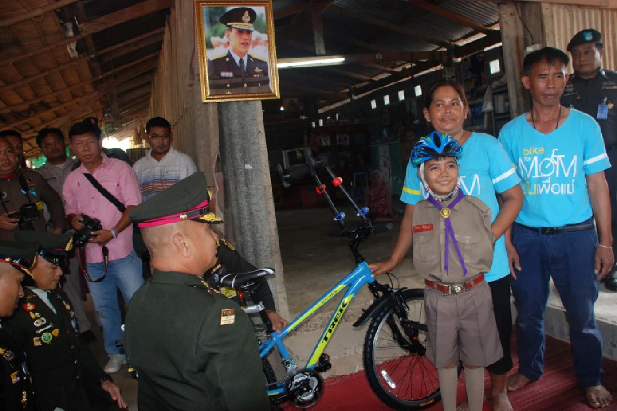 "น้องทาม"ปลาบปลื้มรับมอบจักรยานพระราชทาน