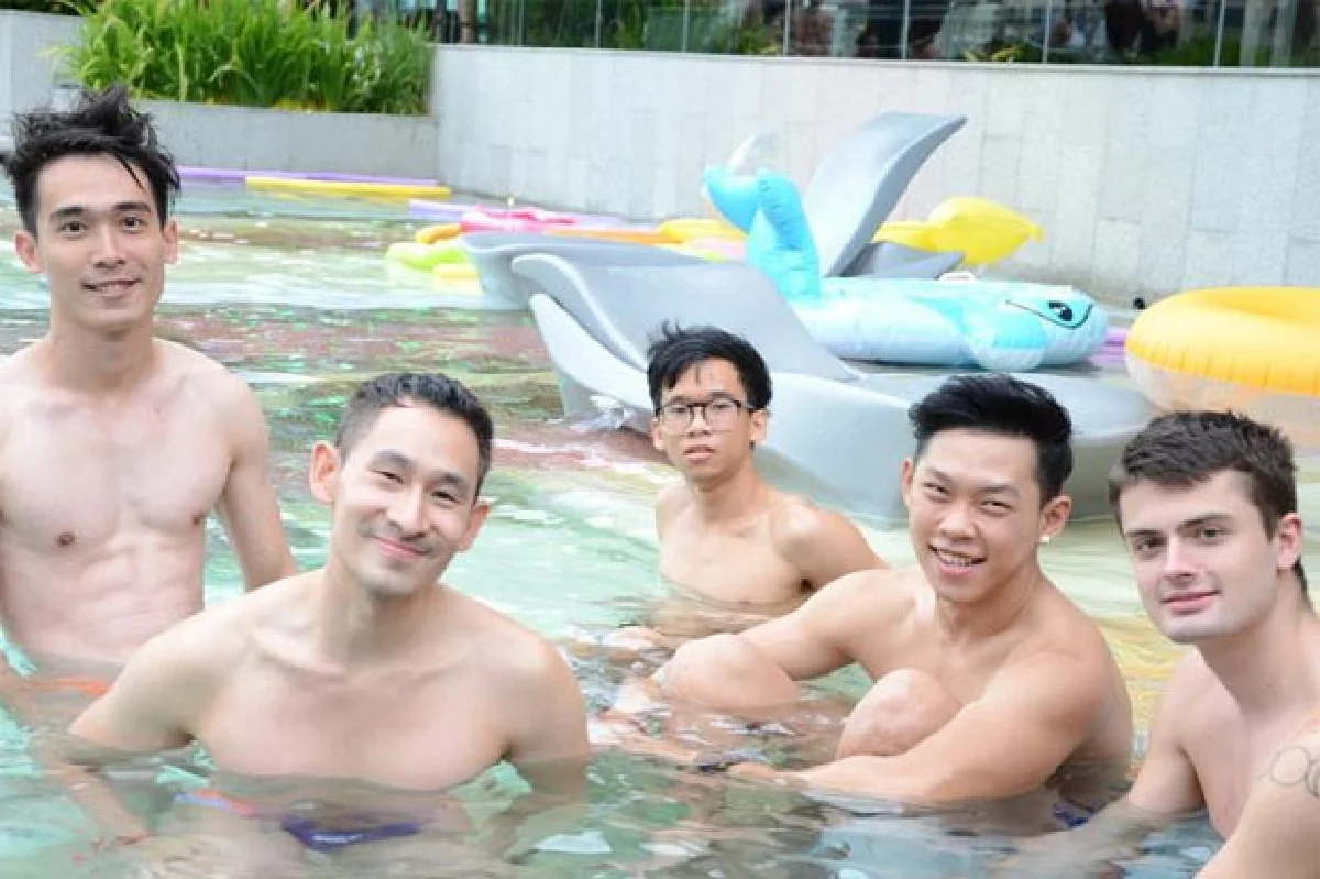 สแปลช เอาต์ พูลปาร์ตี้ เซ็กซี่เบาๆ ริมสระน้ำ