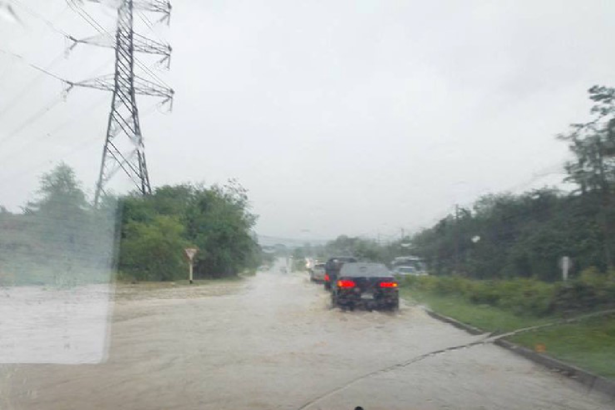 ฝนตกหนักอ่างเก็บน้ำล้นสปิลเวย์เอ่อท่วมถนนลำปาง ฝนตกหนักอ่างเก็บน้ำล้นสปิลเวย์เอ่อท่วมถนนลำปาง