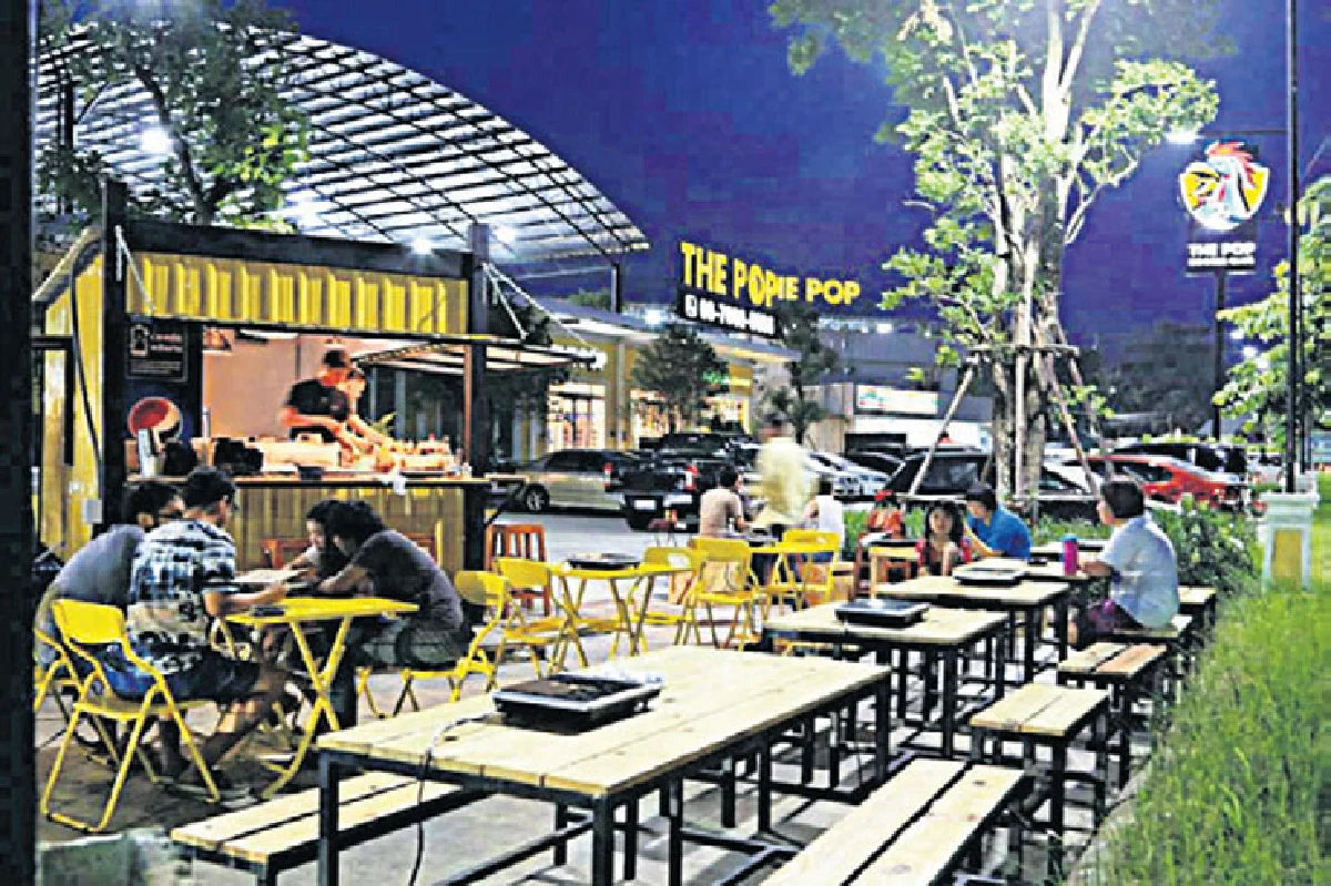 เตะฟุตซอลมองทุ่งข้าว ที่ เดอะป๊อป แจ้งวัฒนะ